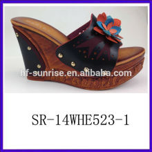 SR-14WHE523-1 Las sandalias de alta calidad de la cuña de la PU de las señoras 2014 forman a las sandalias de las mujeres con las nuevas sandalias de tacón alto de la flor